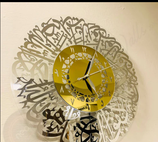 ساعة حائط مزخرفة بخط سورة الإخلاص – باللونين الذهبي والفضي