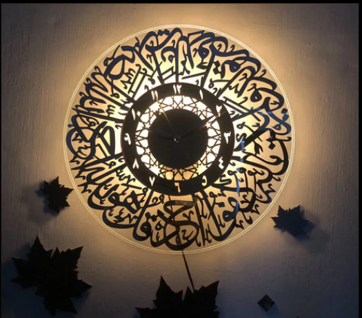 ساعة حائط مزخرفة بخط سورة الإخلاص – باللونين الذهبي والفضي