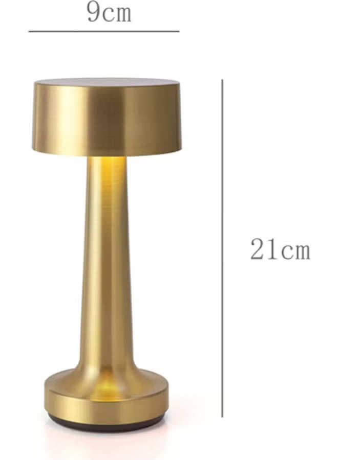 مصباح طاولة LED معدني بإضاءة دافئة – ذهبي  الأبعاد: 21 × 9 × 9 سم